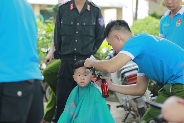 Tổ chức cắt tóc miễn phí cho người dân địa phương